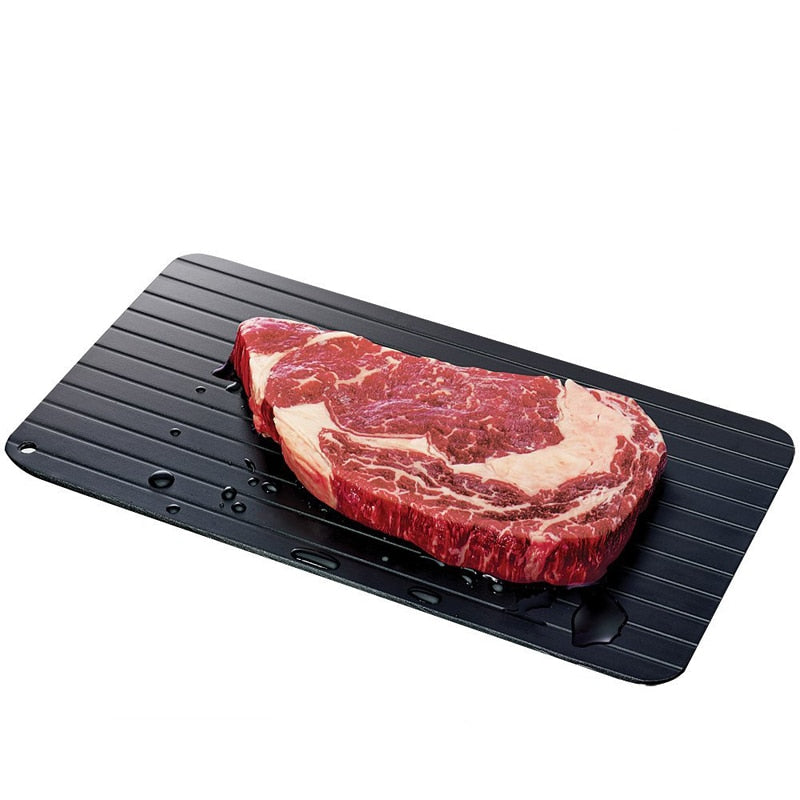 Bife cru marmorizado repousando em chapa preta com gotas de água