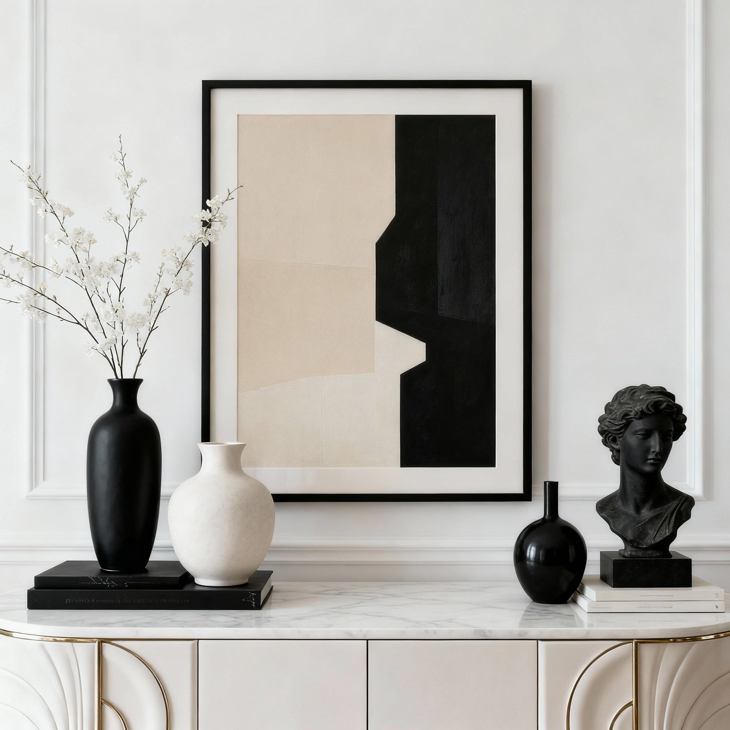 Decoração minimalista com vasos pretos e branco, busto clássico e quadro abstrato em preto e bege