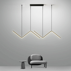 Lustre pendente moderno em LED com design tubular em ziguezague dourado em sala minimalista cinza com poltrona e mesa lateral