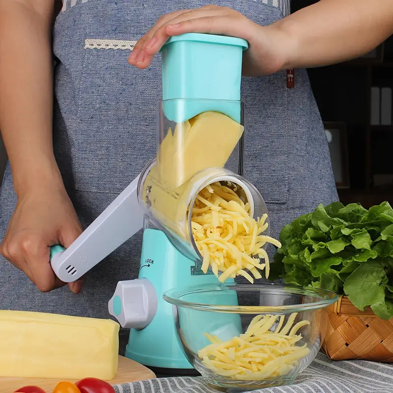 Ralador de queijo manual azul com queijo cheddar sendo ralado em tigela de vidro na cozinha