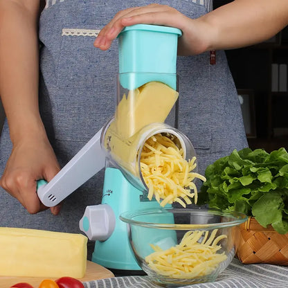 Ralador de queijo manual azul com queijo cheddar sendo ralado em tigela de vidro na cozinha