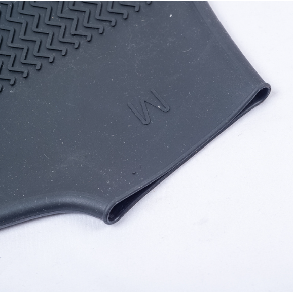 Luva de silicone preta para cozinha antiderrapante tamanho médio, detalhe da textura e borda