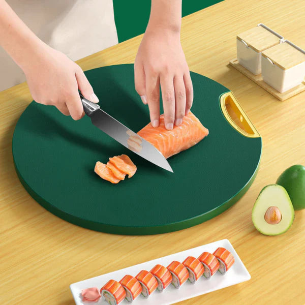 Pessoa cortando salmão fresco em tábua redonda verde com sushi, abacate e saleiro ao lado