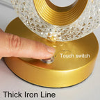 Interruptor de toque em base dourada com design de linha de ferro espesso e detalhes em cristal