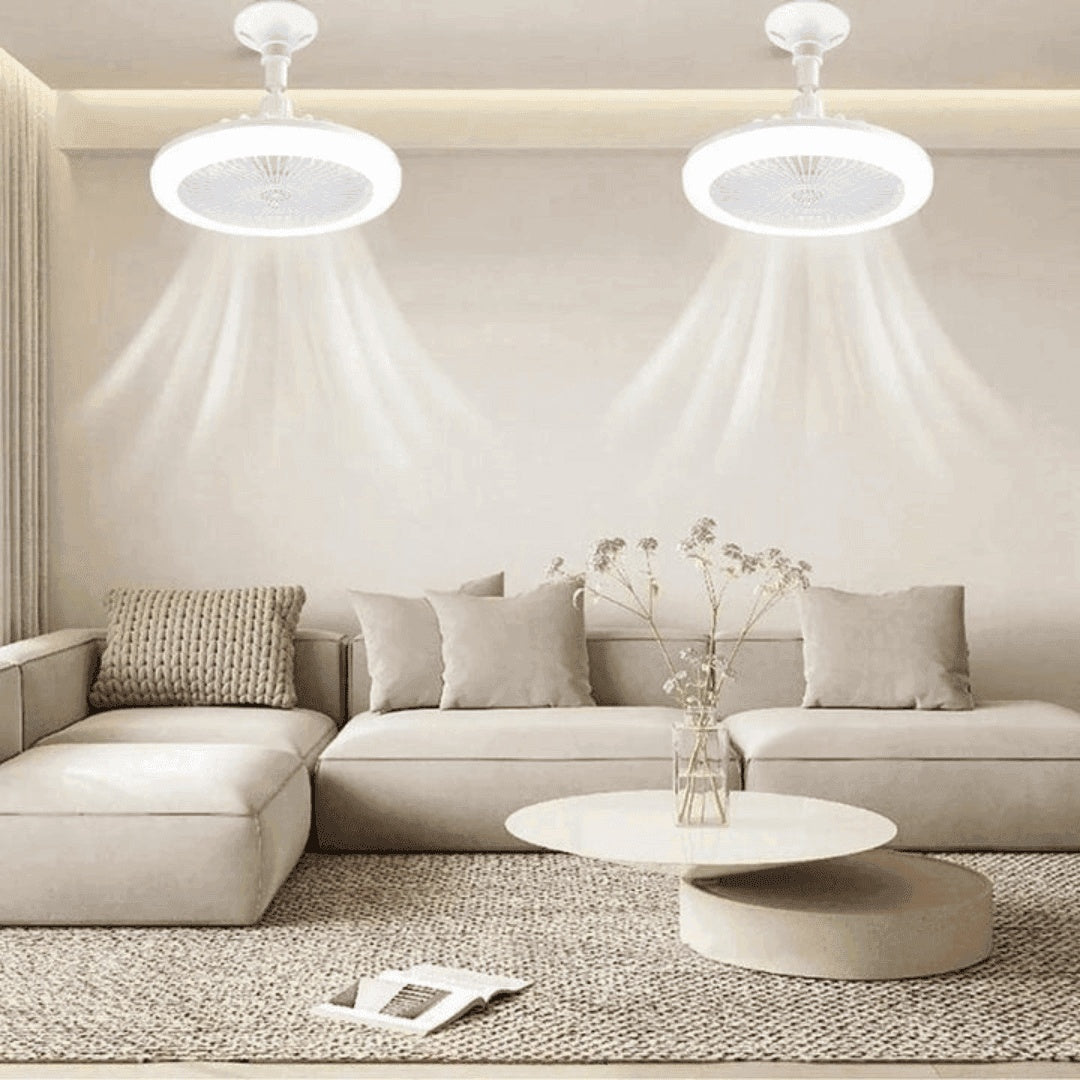 Sala de estar minimalista bege com sofá modular, duas luminárias de teto redondas e mesa de centro com vaso