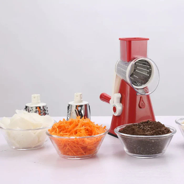 Ralador de legumes multifuncional vermelho com tigelas contendo legumes ralados e acessórios metálicos sobre mesa branca