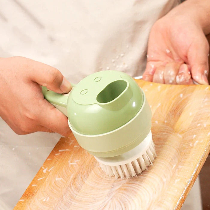 Escova de limpeza elétrica verde usada para lavar tábua de madeira com espuma de sabão