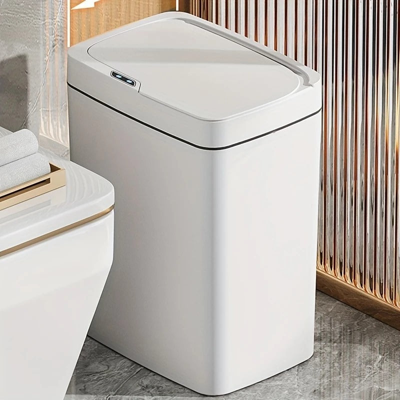 Lixeira branca quadrada com tampa automática em banheiro moderno com decoração de madeira