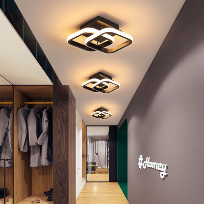 Corredor moderno com iluminação de teto em formas geométricas, armário aberto e parede cinza com hashtag #homey