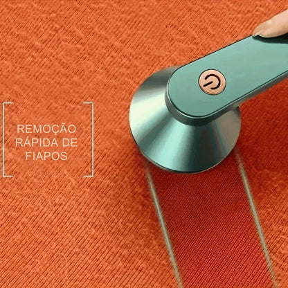 Aparelho elétrico azul removendo fiapos de tecido laranja com texto 'Remoção rápida de fiapos'