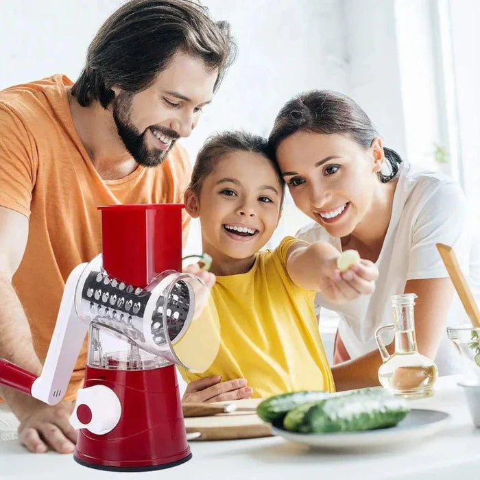Ralador de legumes multifuncional vermelho em uso por família sorridente na cozinha moderna