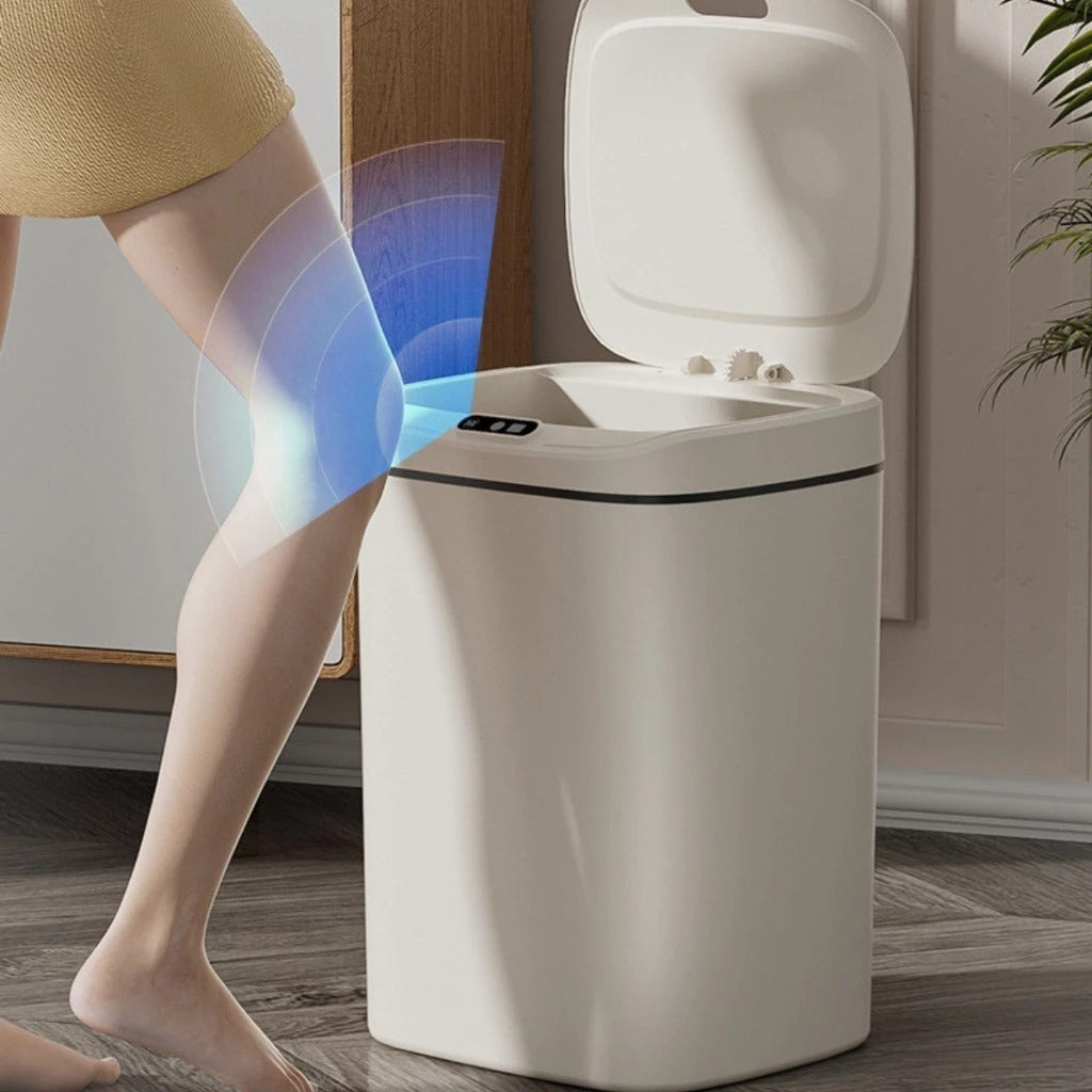 Sensor de movimento ativando tampa automática de lixeira branca em ambiente interno