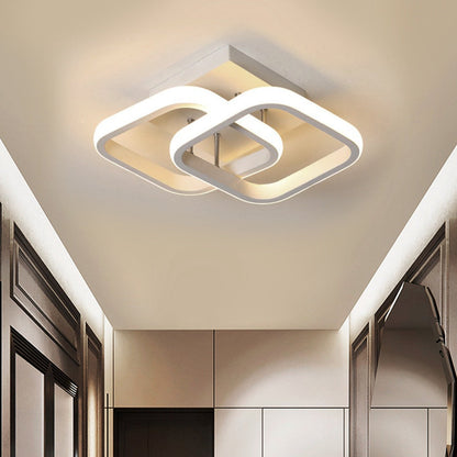 Luminária de teto moderna quadrada branca com design entrelaçado em corredor com paredes claras