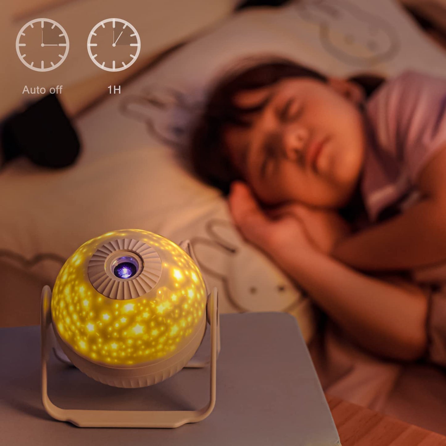 Criança dormindo ao lado de projetor de estrelas com temporizador em ambiente aconchegante
