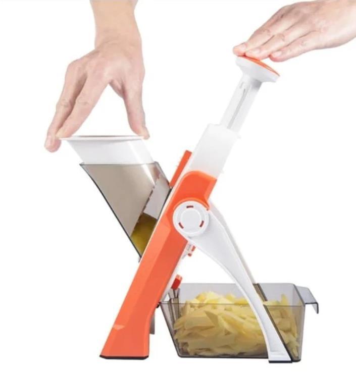 Mandoline fatiador manual laranja e branco com lâmina ajustável fatiando batatas