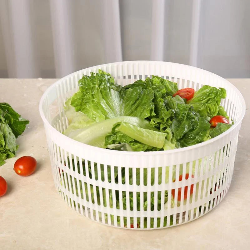 Espremedor de salada branco com folhas de alface e tomates-cereja frescos