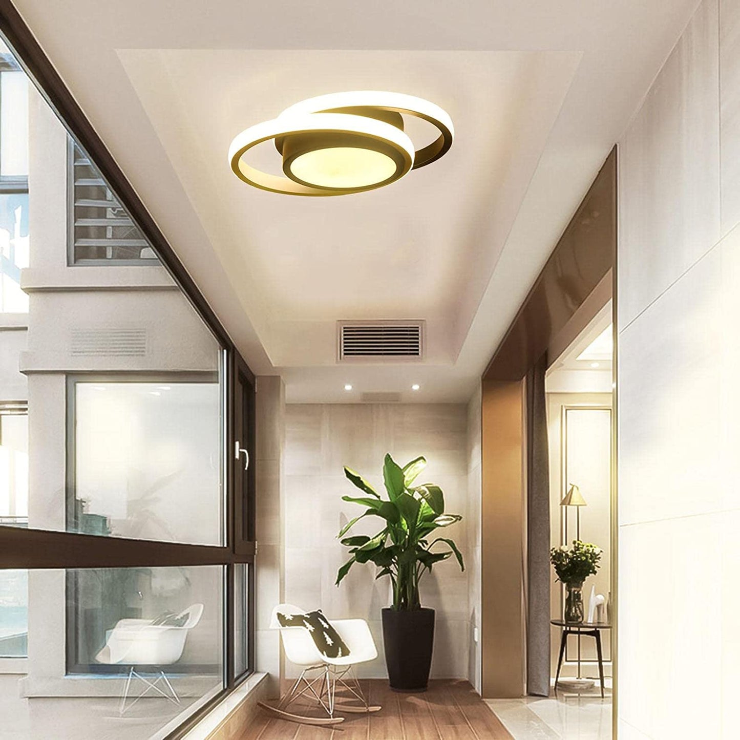 Iluminação moderna de teto em corredor decorado com planta grande e cadeira branca de balanço