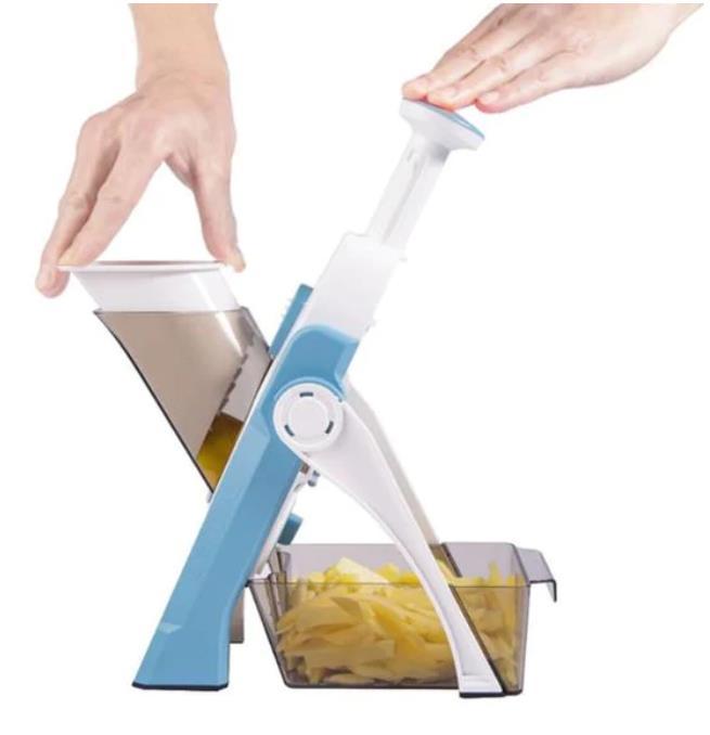 Mandoline azul e branca cortando batatas em fatias finas com depósito transparente