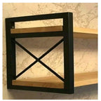 Prateleira de madeira com suporte de metal preto em formato X fixada em parede texturizada clara