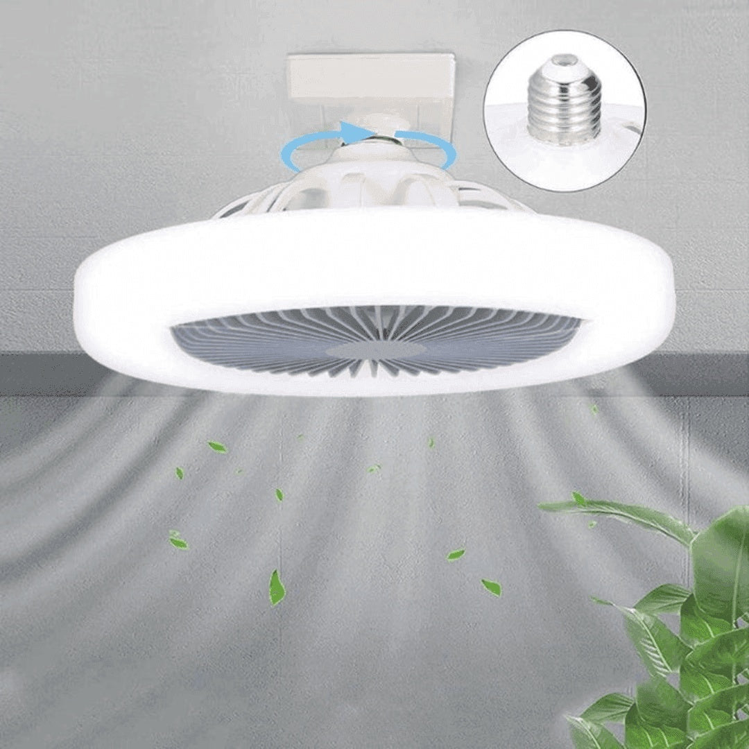 Ventilador de teto branco com luz LED, indicado com setas azuis para rotação, folhas verdes sopradas e planta no canto