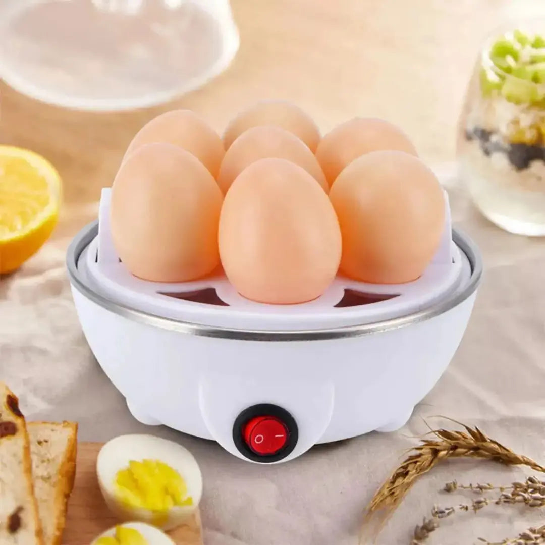 Ovos em uma panela elétrica branca para cozinhar ovos com botão vermelho e alimentos ao redor