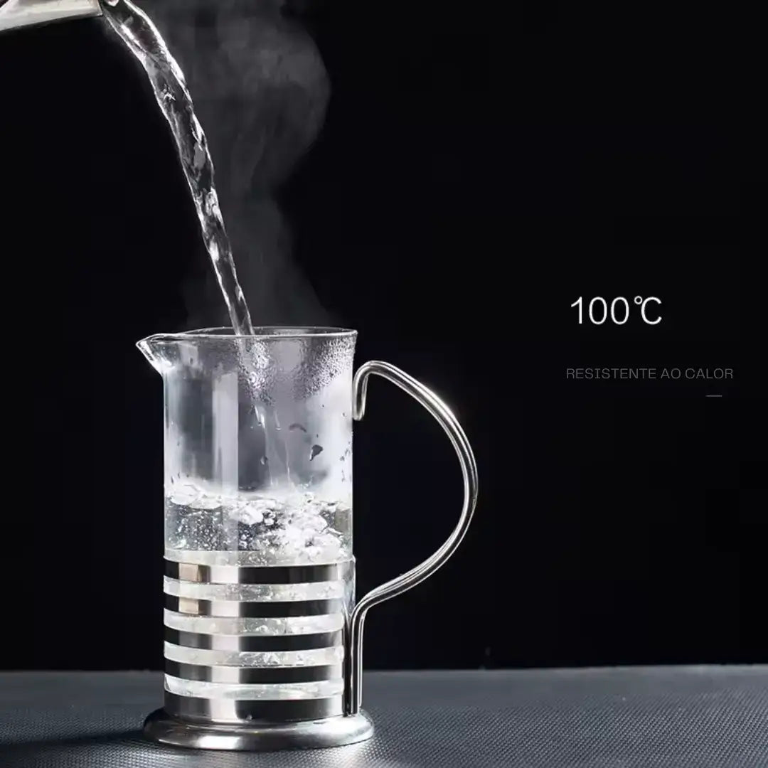 Bule de vidro com resistência ao calor, água sendo fervida a 100°C, fundo preto