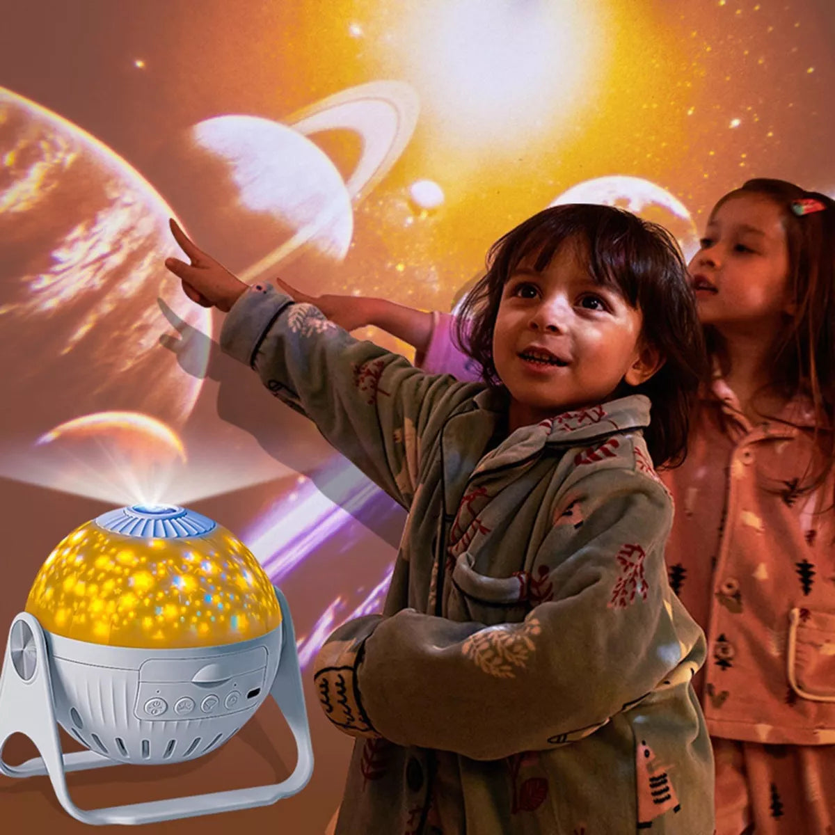 Crianças observando projetor de estrelas com tema planetas e espaço em quarto escuro