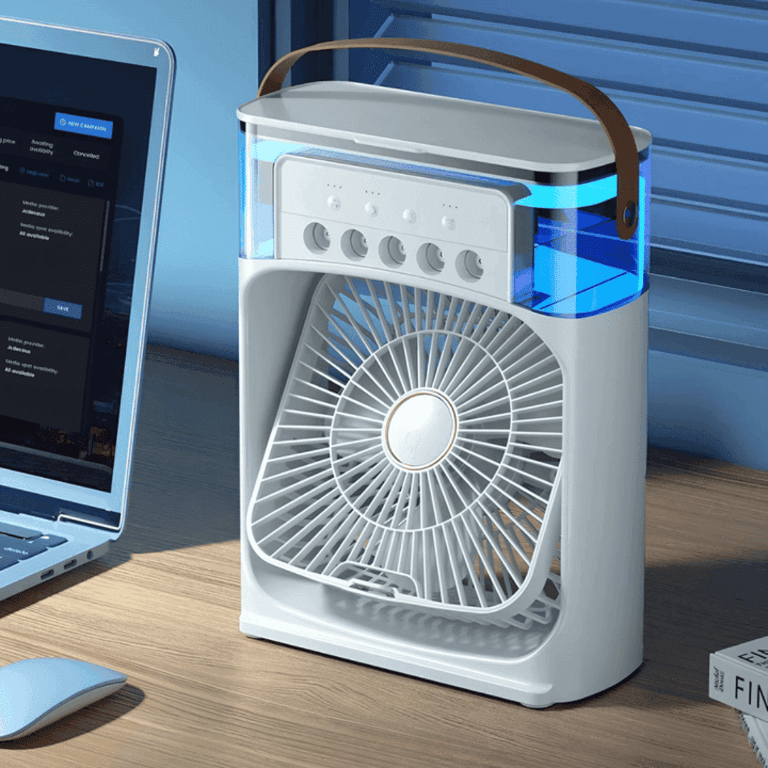 Ventilador portátil branco com reservatório azul e alça marrom em mesa de madeira ao lado de notebook e mouse