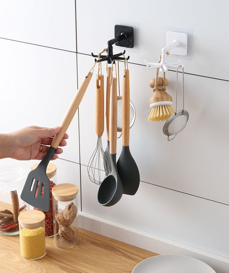 Utensílios de cozinha de madeira e silicone pendurados em ganchos na parede da cozinha moderna