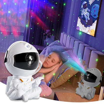 Criança dormindo em quarto com luzes projetadas por brinquedo astronauta branco que toca guitarra