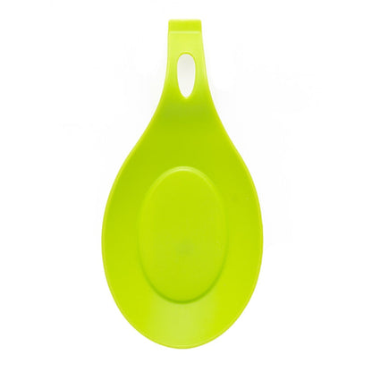 Descanso de colher em silicone verde com design ergonômico e furo para pendurar