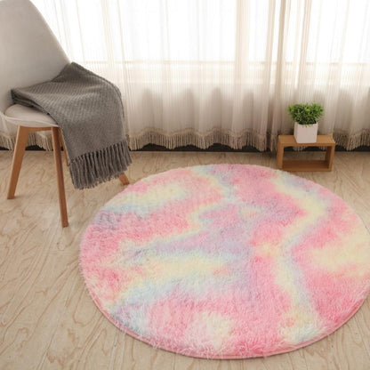 Tapete redondo peludo multicolor pastel em sala com cadeira branca e planta decorativa