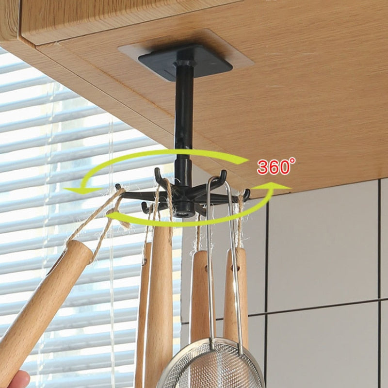 Suporte giratório de 360° preto fixado no teto de madeira com utensílios de cozinha pendurados