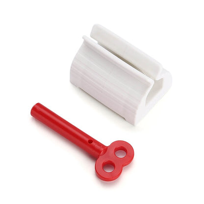 Chave vermelha de plástico com formato de número 8 e suporte branco para acessórios