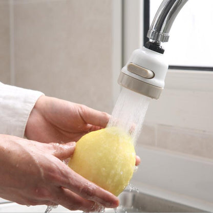 Pessoa lavando um limão amarelo sob torneira com filtro de água em cozinha clara