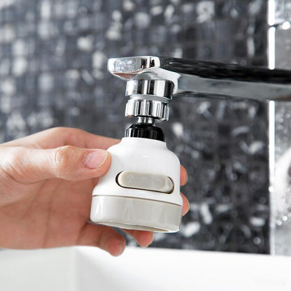 Mão ajustando arejador branco instalado em torneira metálica com fundo de azulejos escuros
