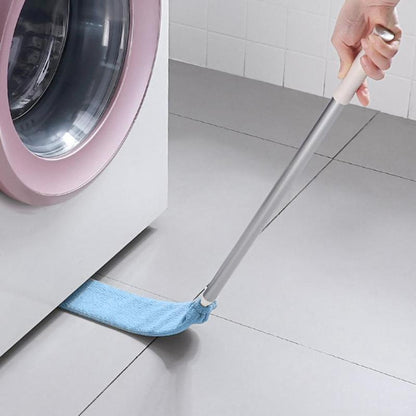 Mop azul fino limpando chão de cerâmica clara sob máquina de lavar rosa