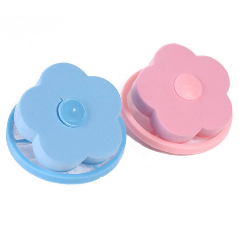 Dois filtros de lavagem em forma de flor nas cores azul e rosa para máquina de lavar