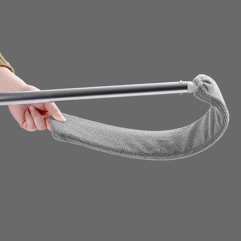 Mão segurando cabo metálico com pano cinza de microfibra para limpeza