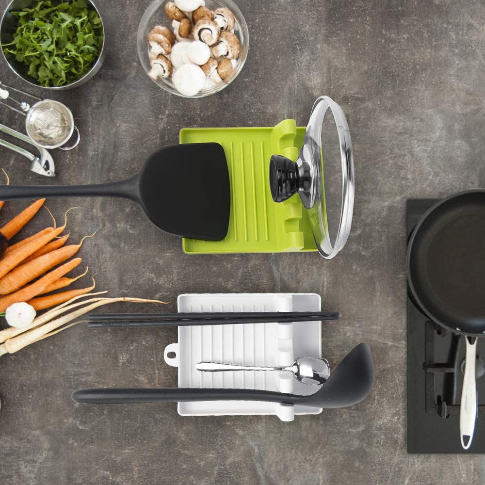 Utensílios de cozinha modernos com suporte verde e branco, legumes frescos, cogumelos, frigideira preta sobre fogão