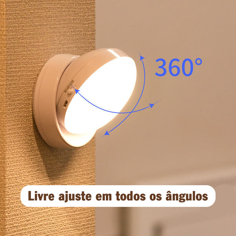 Luminária de parede branca com ajuste 360 graus e sensor de presença em ambiente interno