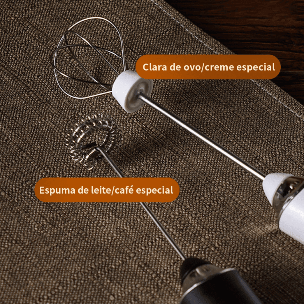 Mixer elétrico com batedores para clara de ovo/creme especial e espuma de leite/café especial sobre superfície texturizada