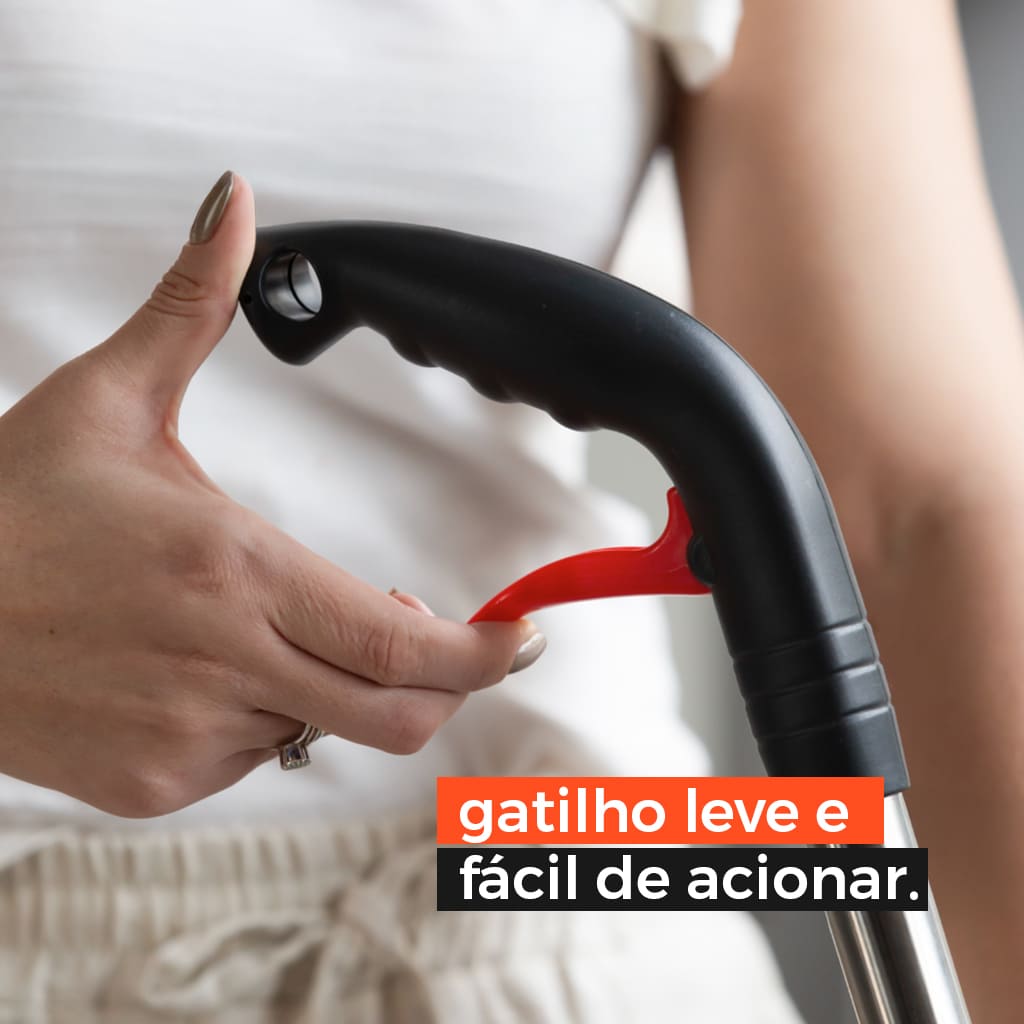 Mão segurando cabo preto com gatilho vermelho fácil de acionar de equipamento de limpeza