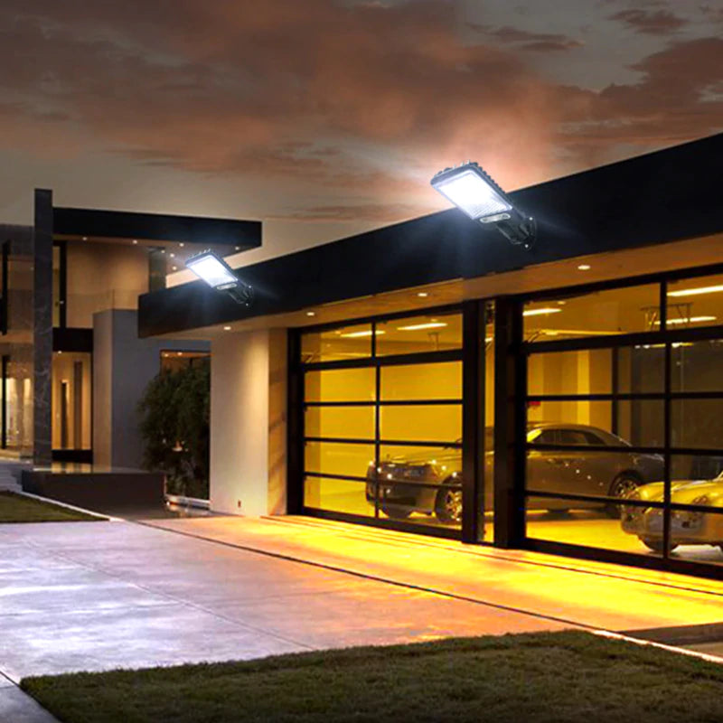 Refletores solares de LED instalados na fachada moderna de garagem com portas de vidro e carros no interior durante o entardecer