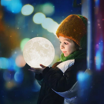 Criança com gorro laranja e cachecol verde segurando lua iluminada em fundo urbano à noite