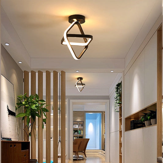 Lustre moderno geométrico em sala de estar minimalista com decoração em madeira e plantas