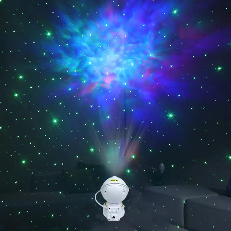 Projetor de estrelas e nebulosa em ambiente interno com luzes azuis e verdes