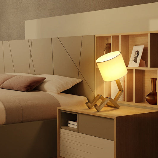 Quarto moderno com cama, abajur de madeira articulado e estante decorativa em tom neutro