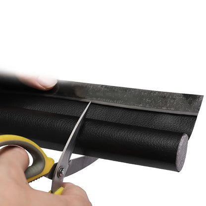 Tesoura cortando vedação de porta preta em material de espuma com superfície texturizada