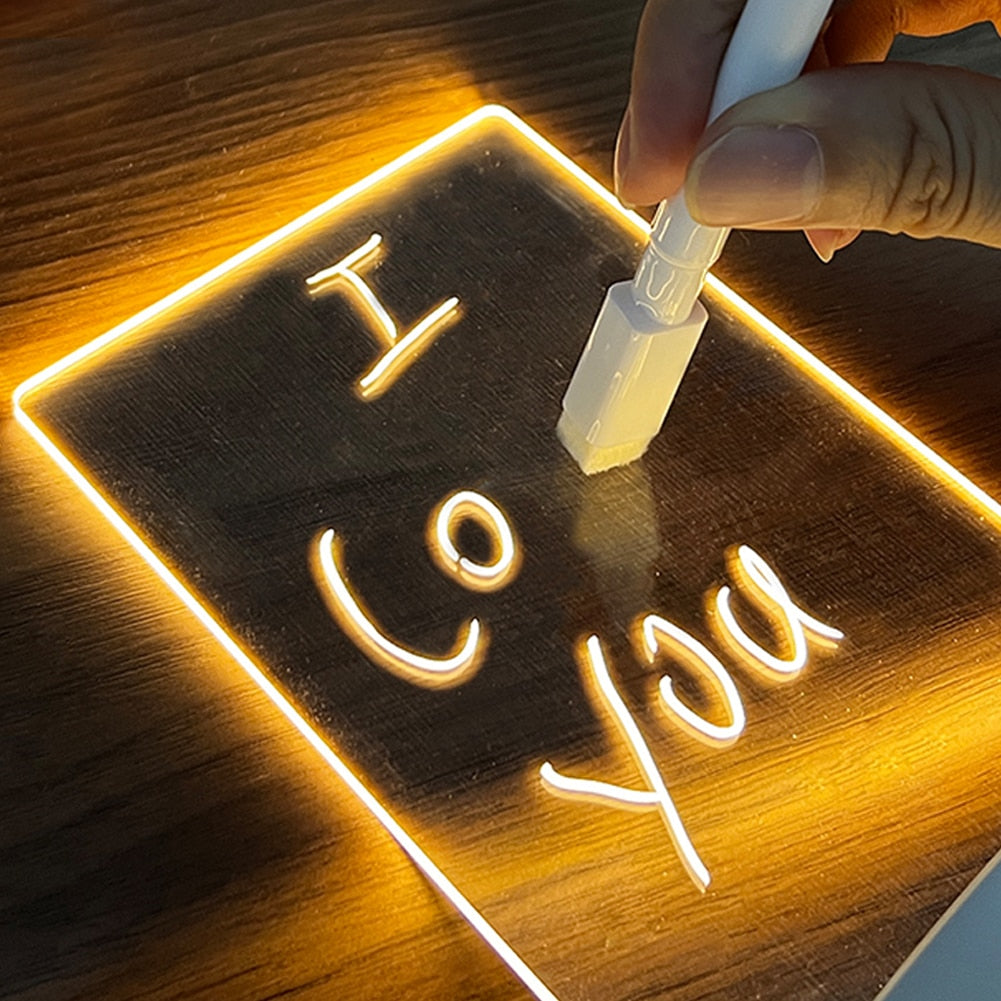 Mão usando apagador para apagar mensagem iluminada 'I love you' em placa acrílica com luz LED